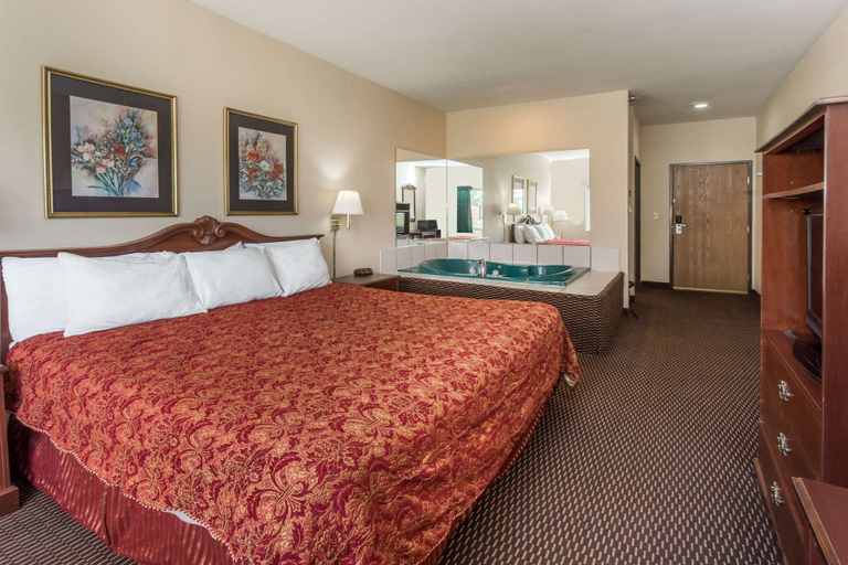 Bedroom 2, Days Inn & Suites by Wyndham Morris/I-80, Grundy