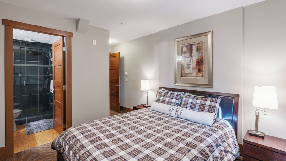 Room 5, Raven's Nest - Mtn View & Hot Tub, Kootenay Boundary