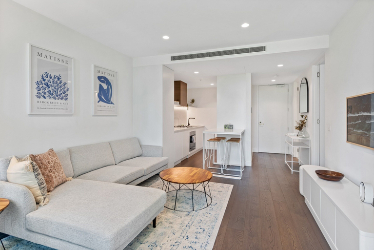 Living area, Chic 2-bed With Free Parking in South Yarra, Melbourne