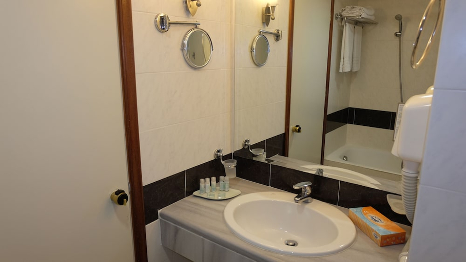 Bathroom 5, Kipriotis Maris Suites by Anayia All Inclusive Resorts , South Aegean