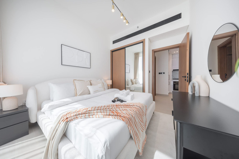 Room 4, Luxury 1-bedroom JVC Apartment With Balcony Pool, Dubai
