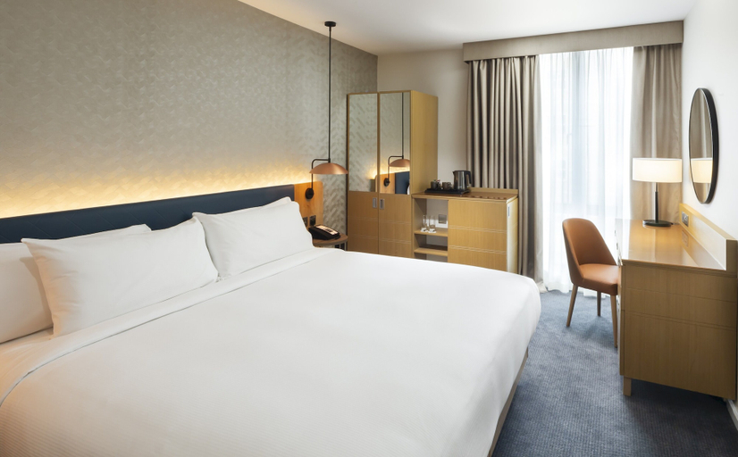 Bedroom 2, Hilton Garden Inn Bristol City Centre, Bristol