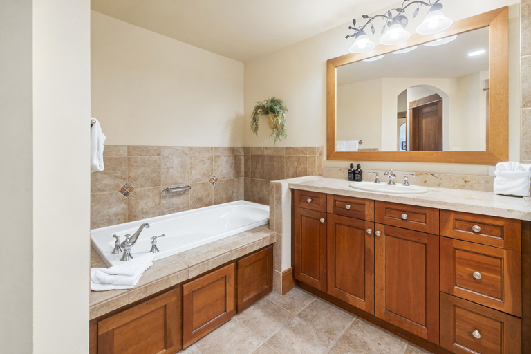 Bathroom 2, 3br Ski-in/ski-out~on Mountain~lone Eagle 3053 3 Bedroom Condo by RedAwning, Summit