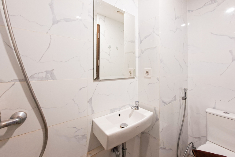 Bathroom 5, Delightfully Cozy Studio Apartment Pacific Garden - Campus Town @Alam Sutera by Travelio, Tangerang