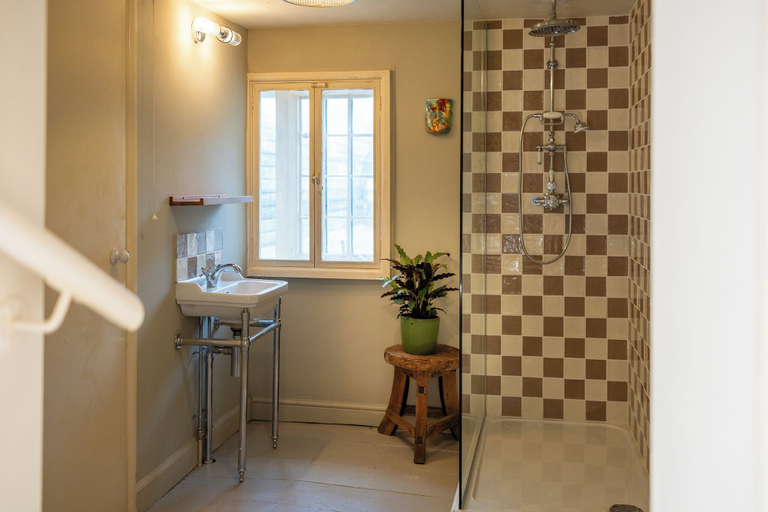 Bathroom 3, Stunning 8-Bedroom Home in Painswick, Gloucestershire