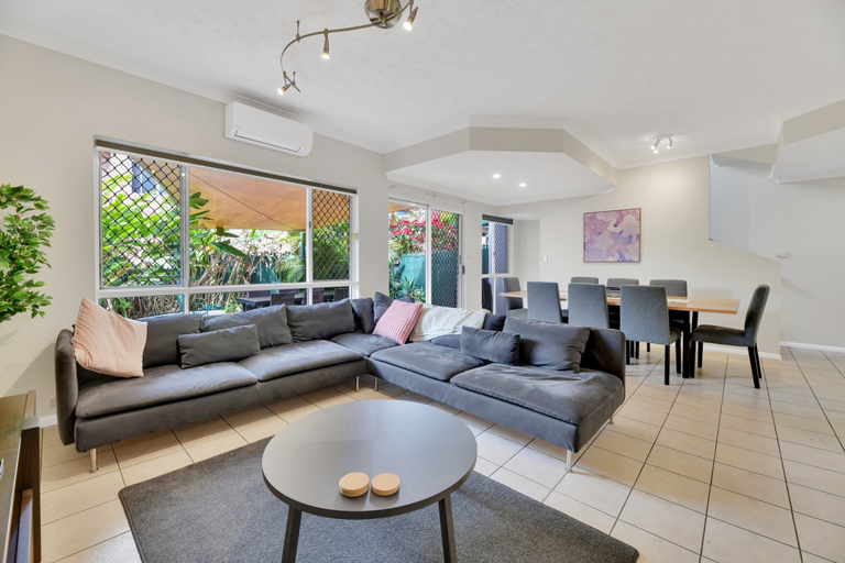 Living room 4, Tranquil 3-bed Unit With Lush Garden Views, Taringa
