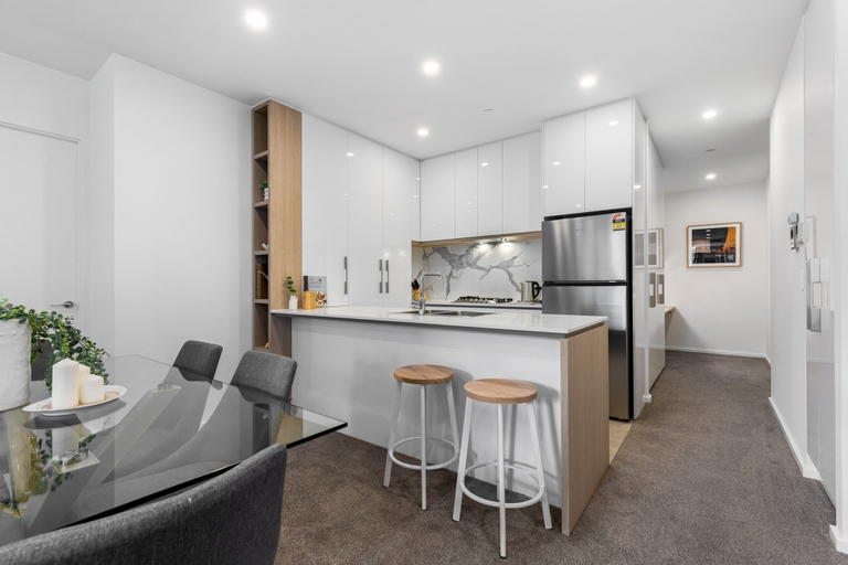 Private kitchen 5, Remarkable 3-bed With City Views & Swimming Pool, Melbourne