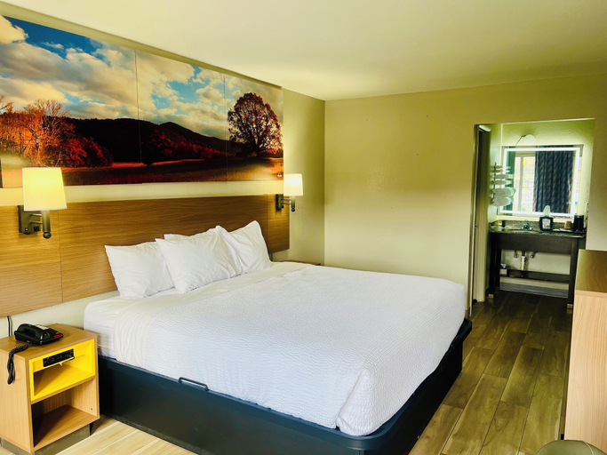 Bedroom 3, Days Inn by Wyndham Jellico - Tennessee State Line, Campbell