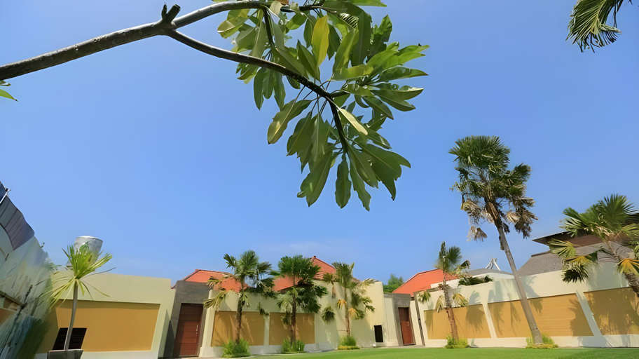 Exterior & Views