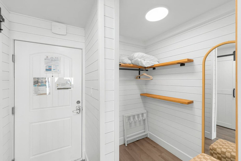 Room 5, Renovated Beach Front Ocean View Condo TOG 321, Bay