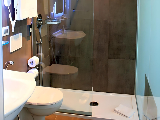 Bathroom 4, Hotel 33 Baroni, Lecce