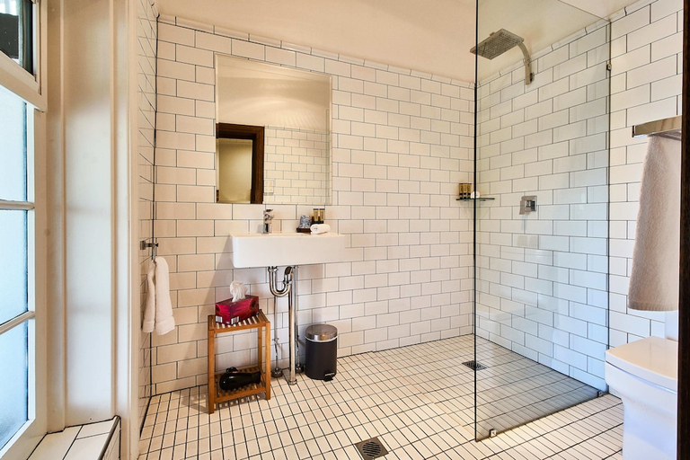 Bathroom 4, The Bronte Boutique Hotel, Maitland