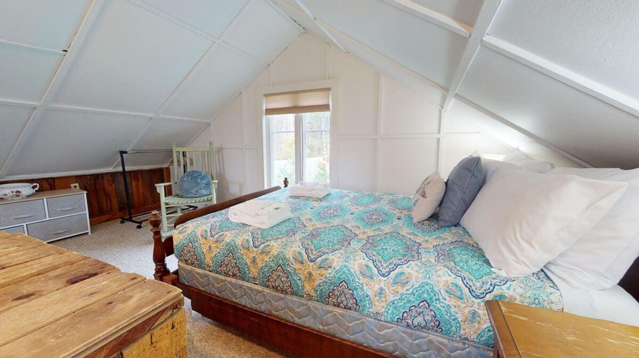 Room 3, Pond View Cabin in Chittenden, Rutland