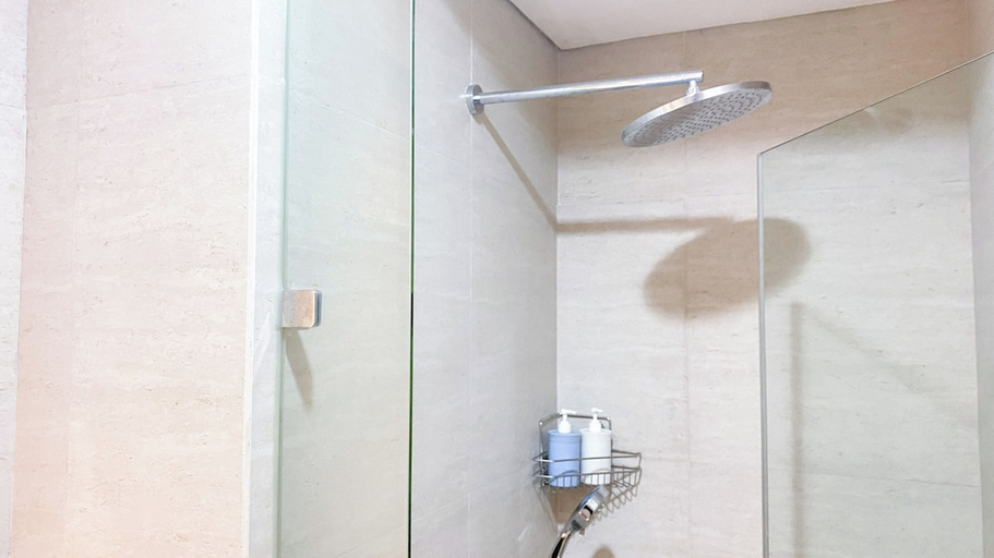 Bathroom 3, Cozy Stay Studio At Gold Coast Apartment, North Jakarta