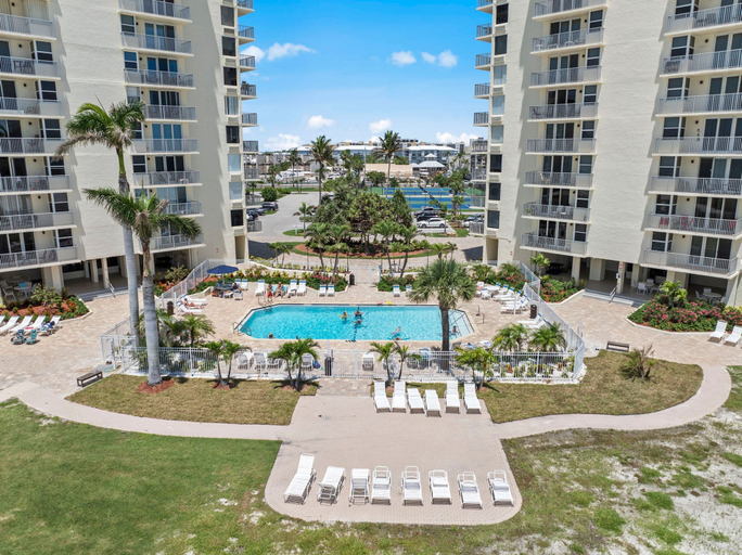 Room 5, Oceanfront Views Balcony Sunsets, Lee