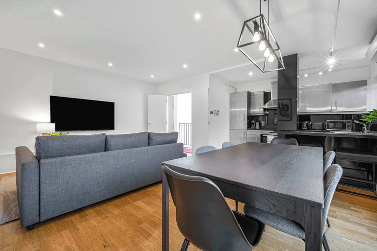 Room 2, Lumina House - Fitzrovia - by Frankie, London