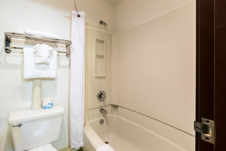 Bathroom 5, Super 8 by Wyndham Grand Island South, Hall