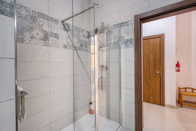 Room 2, Relaxing Xaghra Apartment With BBQ Amenities
