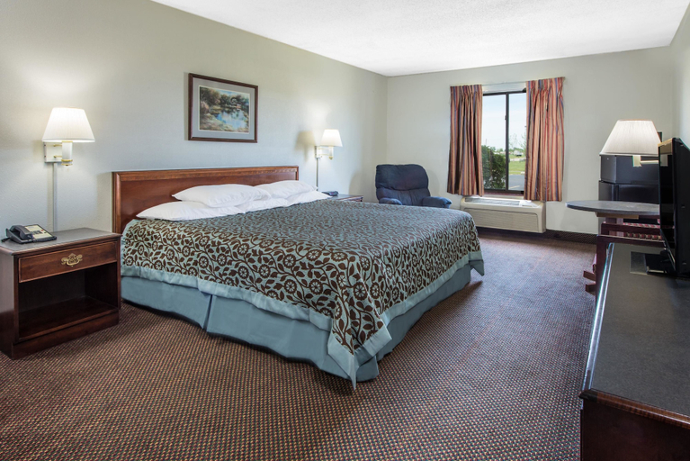 Bedroom 3, Days Inn by Wyndham Pontoon Beach, Madison