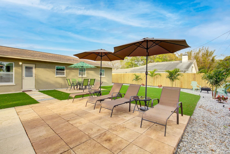 Room 3, Palm Oasis 2 2 Serene Backyard Private Poolside, Pinellas