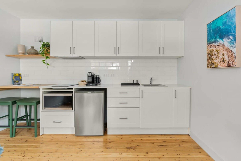 Private kitchen 5, Modern 1-bed Pad Minutes Away From Beach, Sydney