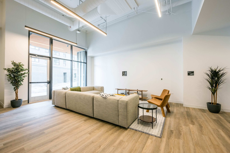 Room 3, Modern 4BR Free Pkg Near Train Dining, Cook