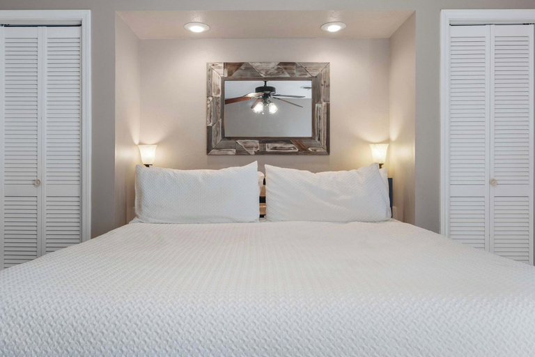 Room 2, River Song Condo for 4, Taney