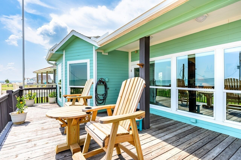 Outdoor dining 4, Casa De Las Palmas 6 Bedroom Home, Galveston