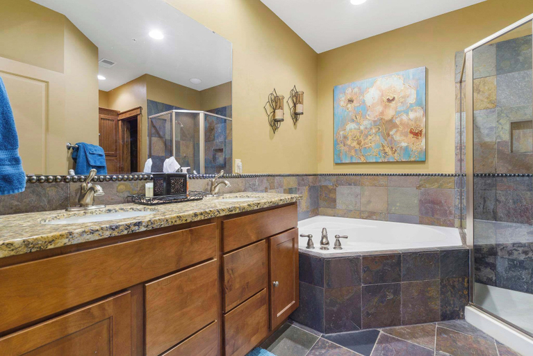Bathroom 3, Taneycomo Retreat - Lakefront Condo, Taney