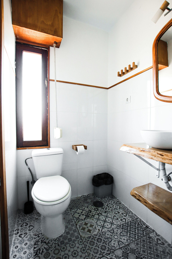 Bathroom 5, Latas Surf Lodge, Cantabria