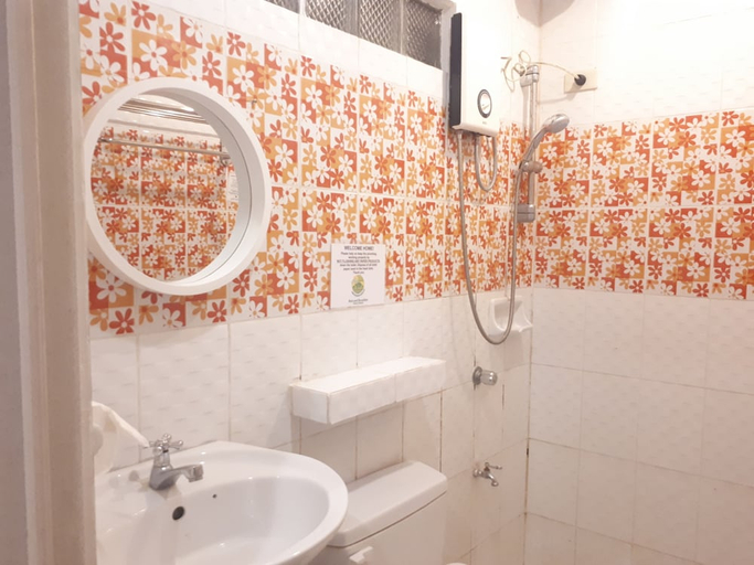Bathroom 5, La Vida Hostel, Samal City