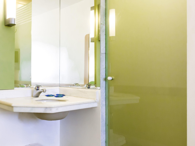 Bathroom 4, ibis budget Sertaozinho, Sertaozinho