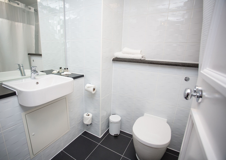 Bathroom 5, The Aberdeen Altens Hotel, Aberdeenshire