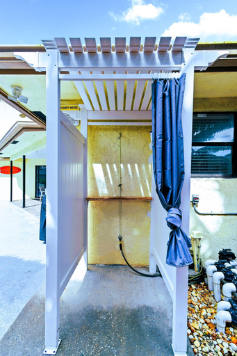 Room 4, Luxury Sleeps 12 Kings Pool 2 Hot Tubs, Palm Beach