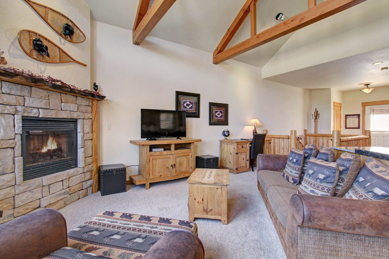 Living area, Nisa Mountain 36 2 Bedroom Condo by RedAwning, Larimer