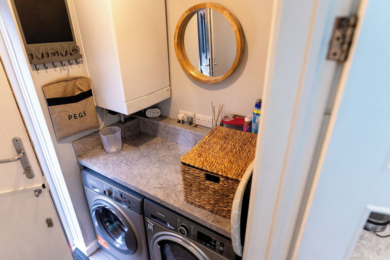 Interior 4, 3bedroom-sleeps5-wifi-singlecarparking, Manchester