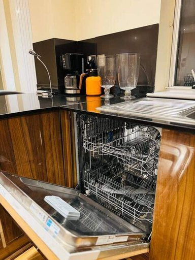 Private kitchen 5, 3-Bed Central Apartment - Sleeps 8 & Free Parking, London