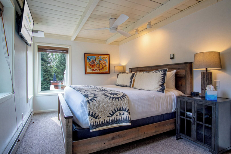 Room 3, Atelier Allure - 2BD Mountain View + Free Resort Amenities, Blaine