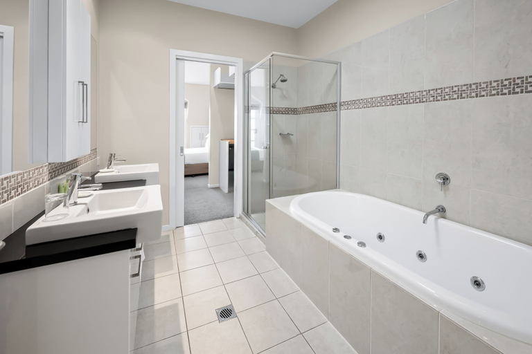 Bathroom 5, Deep Blue Hotel & Hot Springs, Warrnambool