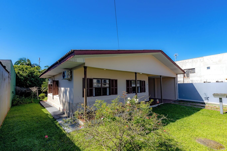 Room 4, Casa 3 Quartos com Wi-fi Ar e Churrasqueira, Matinhos