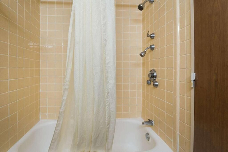 Bathroom 4, Perry Inn & Suites National Fairground I 75, Houston