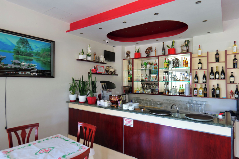Food & Drinks