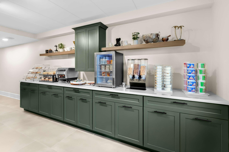 Food & Drinks 5, Latitude Suites Tinton Falls Eatontown Bw Premier, Monmouth
