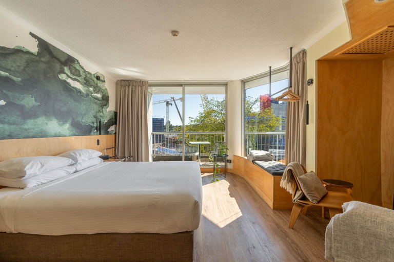 Room 5, Quirky CBD 1-bed With Pool, Sauna and Balcony, Brisbane