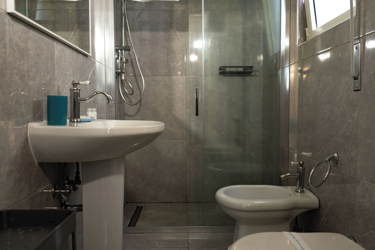 Bathroom 4, Royal Rooms, Napoli