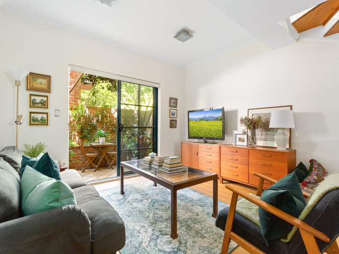 Others 5, Spacious 2-Bed Townhouse with a Lush Courtyard, Sydney