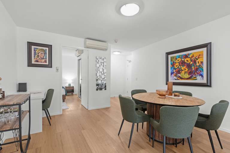 Dining 3, 2-bed Getaway With Shared Pool & BBQ Access, Newstead