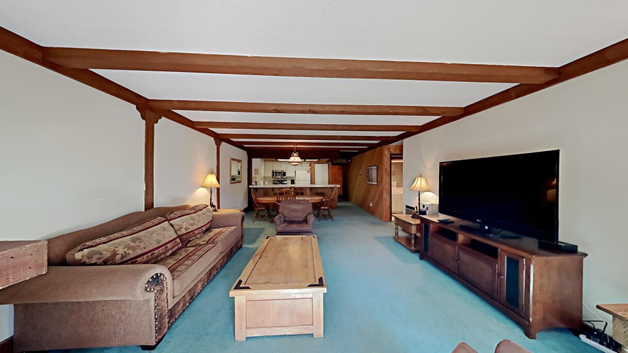 Room 4, Retro 3 Bed 3 Bath Condo with Mountain View!, Mono