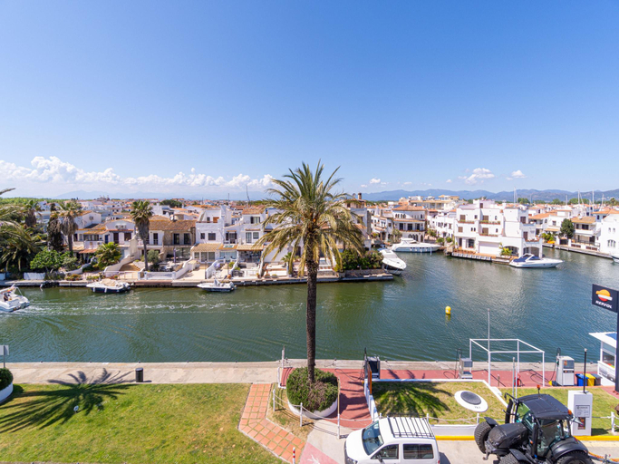 3, Villa in Empuriabrava with Pool Canal Access, Girona