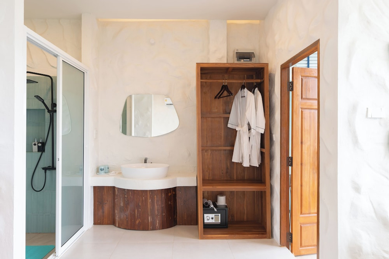 Bathroom 3, Make me see cloud, Mae Suai